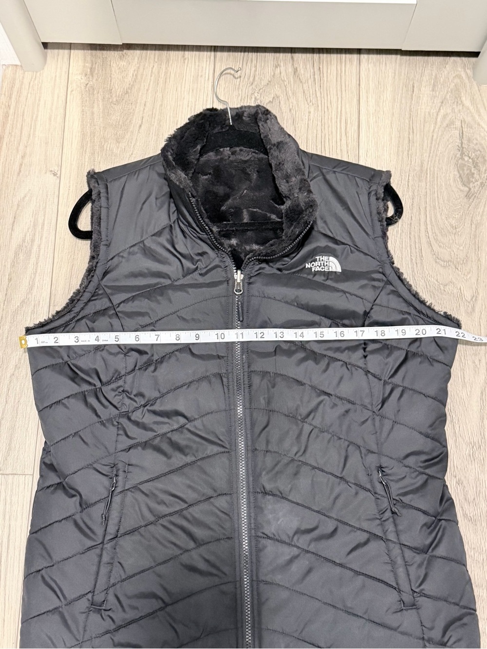 The North Face Women's reversible Black Quilted Vest - Picture 11 of 12